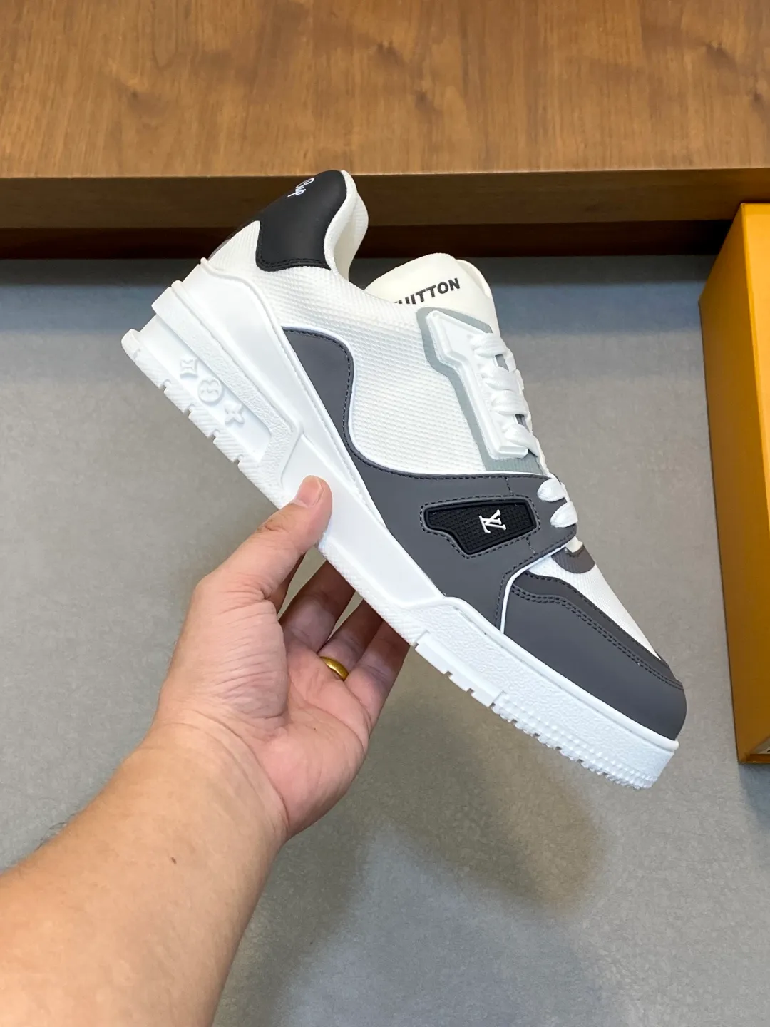 Men's shoes 💰900 Loui* Vuitto* - Louis ** donkey house New color matching men's trainer sneakers, this LV Trainer sneaker is made of calfskin and breathable mesh, showing pure colors, the #54 logo on the back traces the brand's birth in 1854, the designer's handwritten brand logo embellishes one side, designed by Virgil Abloh himself, a very commemorative sneaker, the new lv Louis Vuitton loui* vuitto* trainer sneaker low casual sports culture versatile basketball sneakers Size: 39-44 (customized at 38.45)